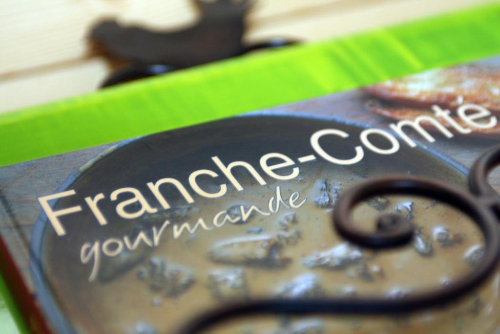 La Tour Du Coq Dore Granges-Narboz Bagian luar foto